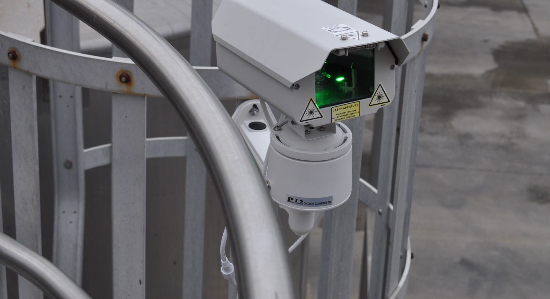 Green laser outdoor bird deterrent device